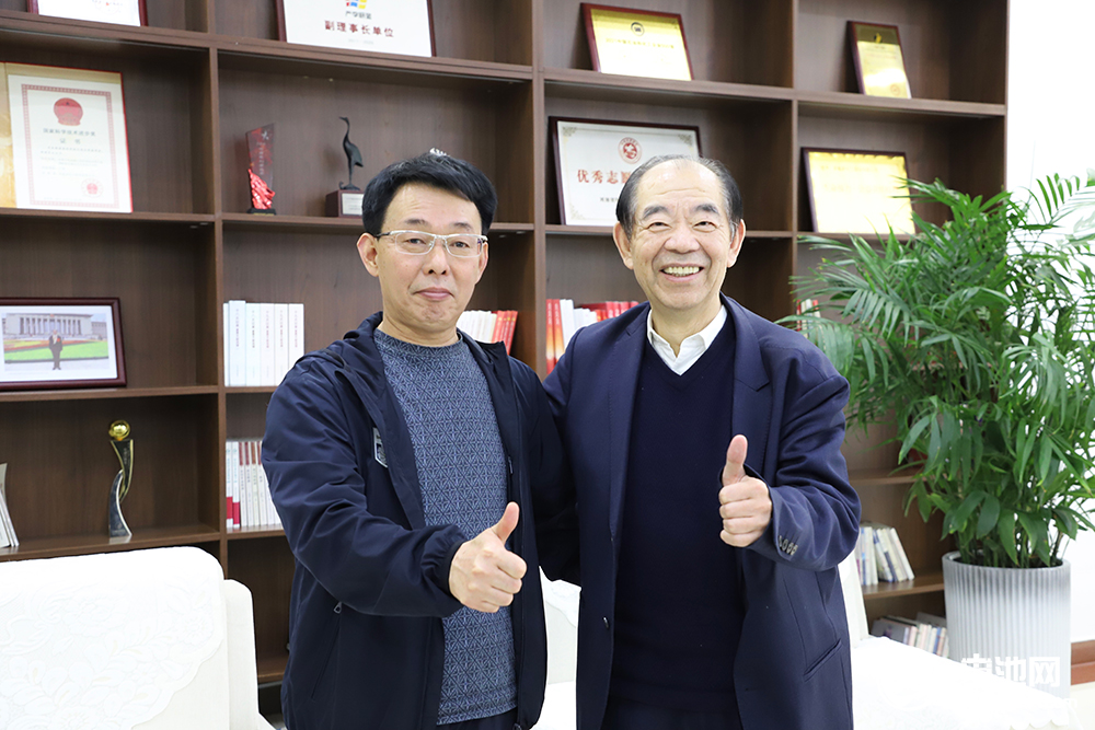 中关村新型电池技术创新联盟理事长/中国电池网、海融网创始人于清教(左)对话多氟多董事长李世江(右) 中关村新型电池技术创新联盟理事长/中国电池网、海融网创始人于清教(左)对话多氟多董事长李世江(右)