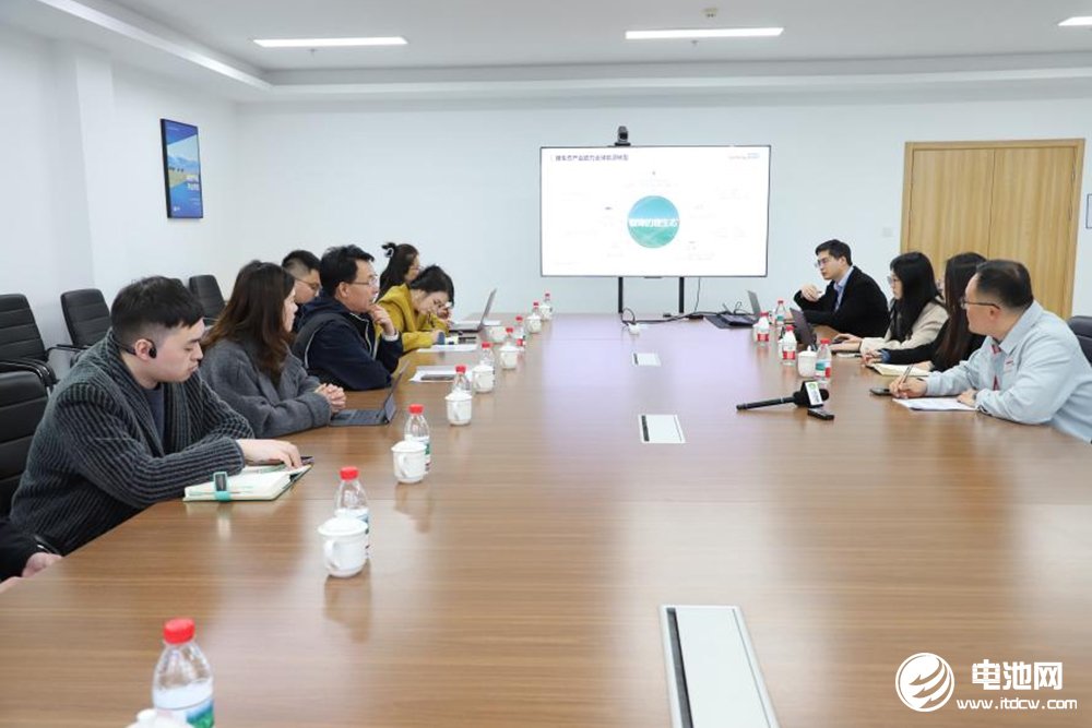 中国电池新能源产业链调研团一行到访浙江锋锂 中国电池新能源产业链调研团一行到访浙江锋锂