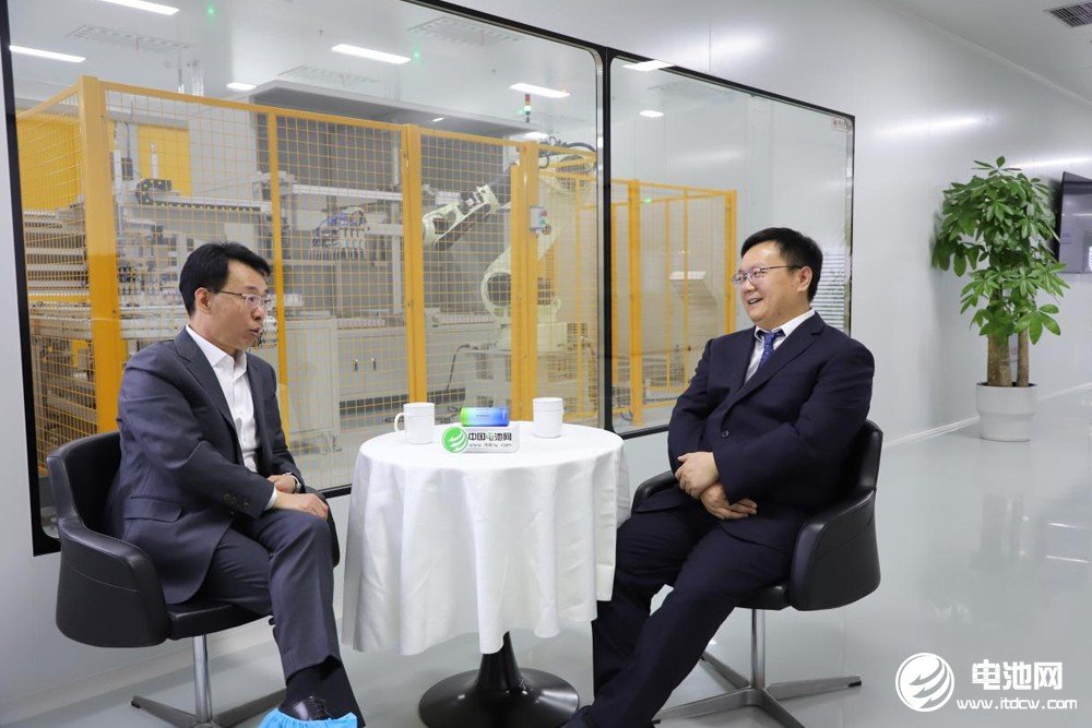 中關村新型電池技術創新聯盟理事長/中國電池網、海融網創始人于清教（左）對話云山動力董事長袁定凱（右） 攝影│林音