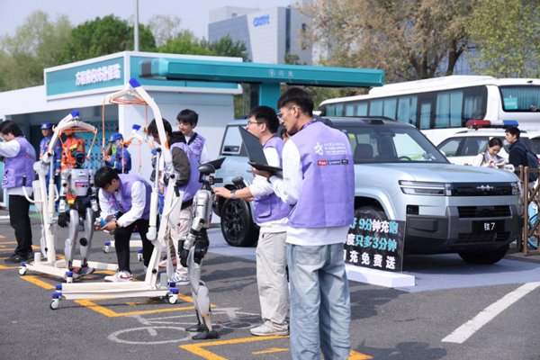 方程豹携手机器人马拉松，求解未来出行！