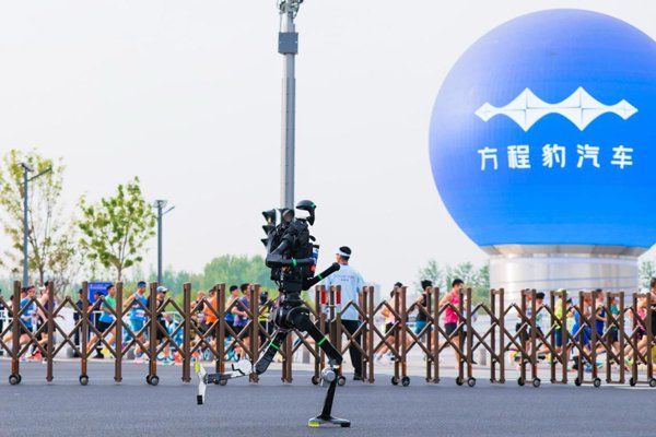 方程豹携手机器人马拉松，求解未来出行！