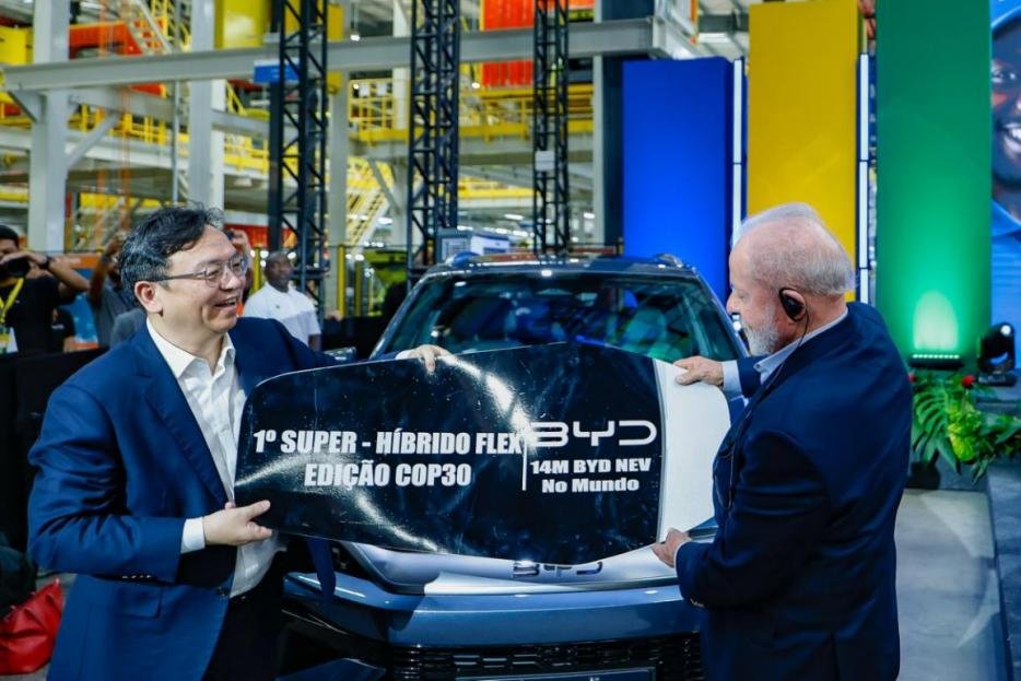 王传福向卢拉交付比亚迪第1400万辆新能源汽车