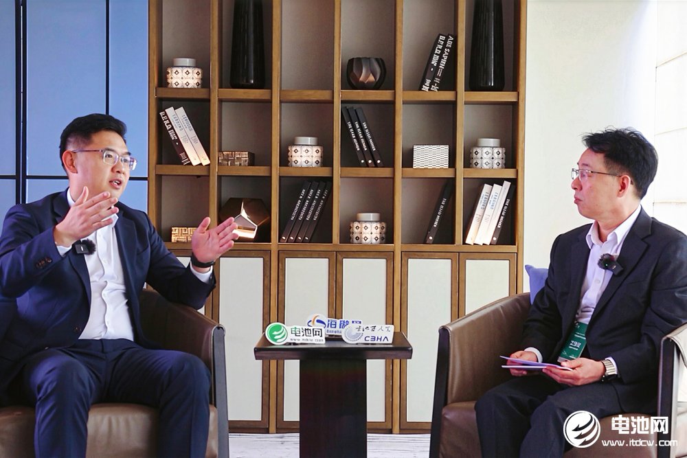 中关村新型电池技术创新联盟理事长/中国电池网、海融网创始人于清教（右）对话蜂巢能源董事长兼CEO杨红新（左） 