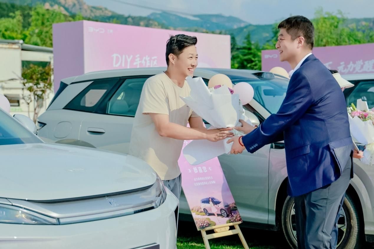第三代元PLUS青岛集体交车:山海见证,满电交付! 第三代元PLUS青岛集体交车:山海见证,满电交付!