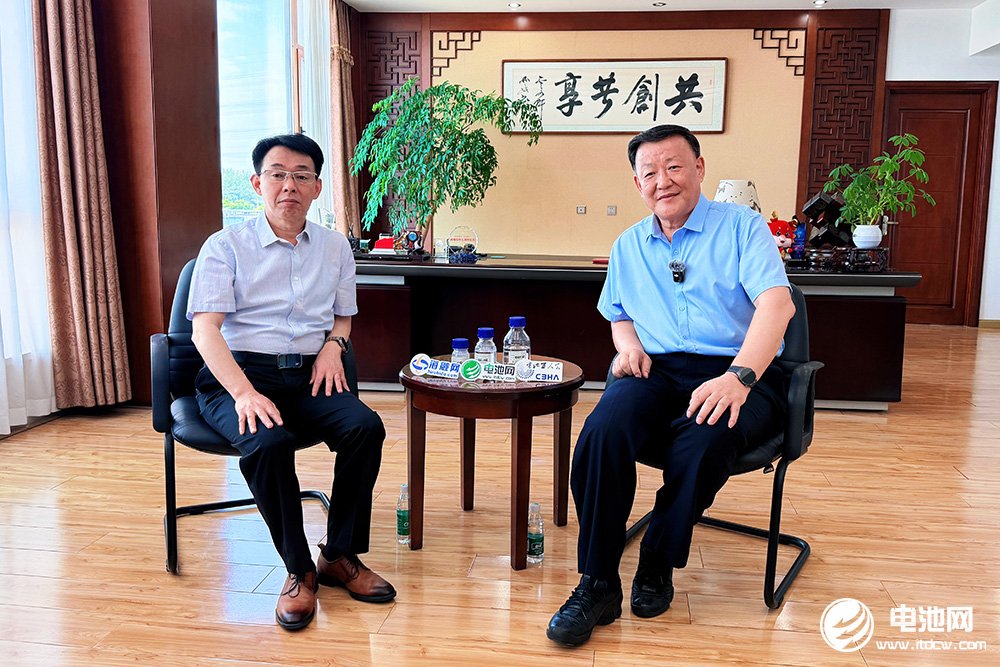 中关村新型电池技术创新联盟理事长/中国电池网、海融网创始人于清教（左）对话奥克股份董事长朱建民（右）