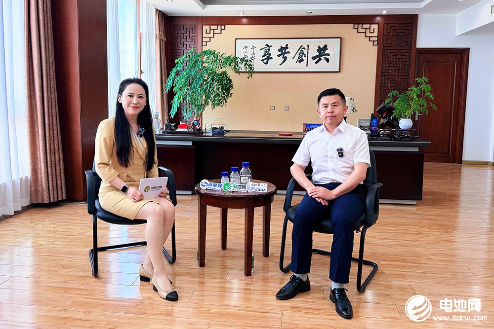 中关村新型电池技术创新联盟秘书长丁洁（左）对话奥克股份总裁朱宗将（右）
