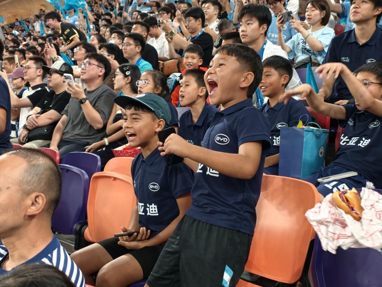 比亞迪助力香港足球文化節 與足球少年一起見證曼城國米巔峰對決