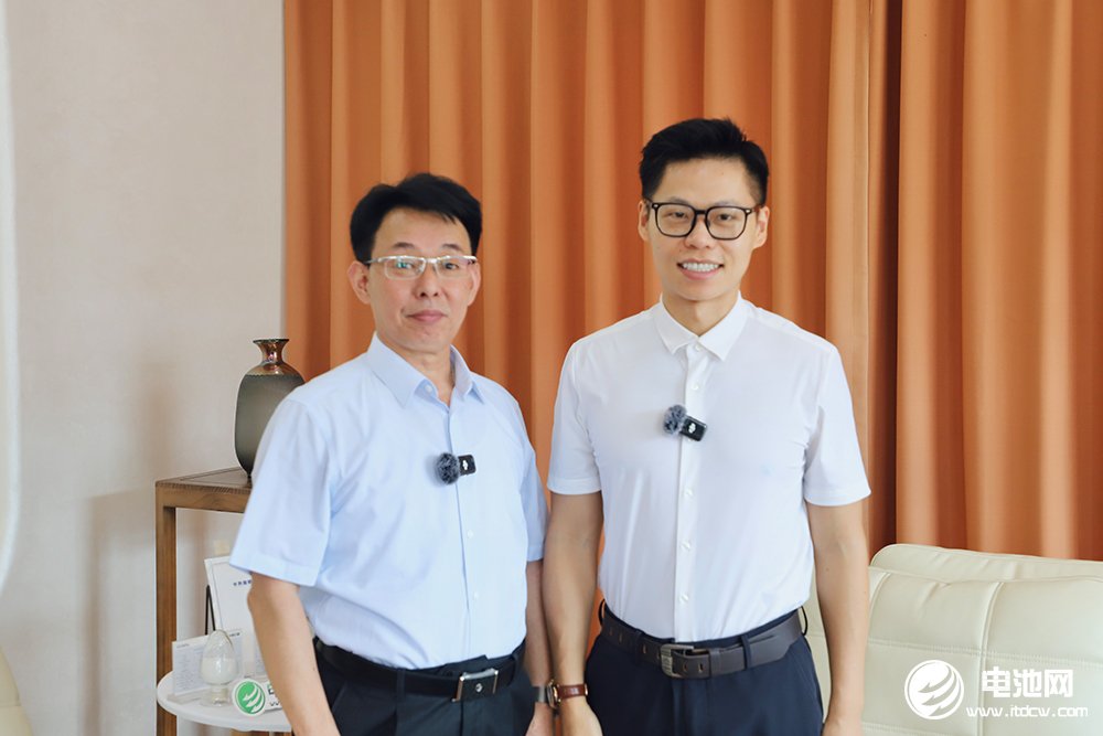 中关村新型电池技术创新联盟理事长/中国电池网、海融网创始人于清教(左)对话中科固能董事长吴凡(右) 摄影│常青 中关村新型电池技术创新联盟理事长/中国电池网、海融网创始人于清教(左)对话中科固能董事长吴凡(右) 摄影│常青